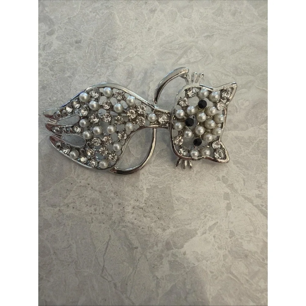Vintage Style Silver Rhinestone Cat Brooch